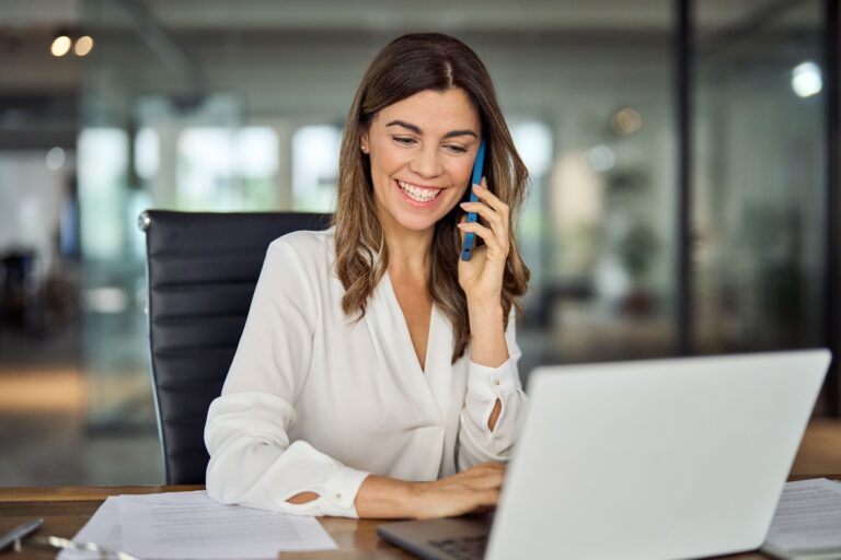 Frau am telefonieren.