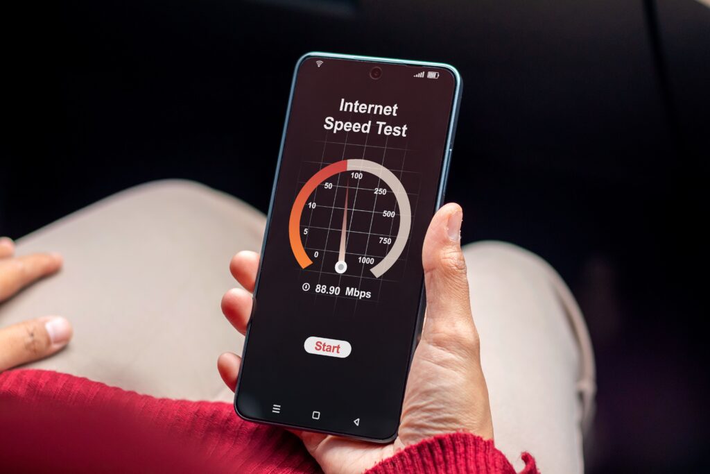 Frau misst die Internetgeschwindigkeit auf dem Smartphone